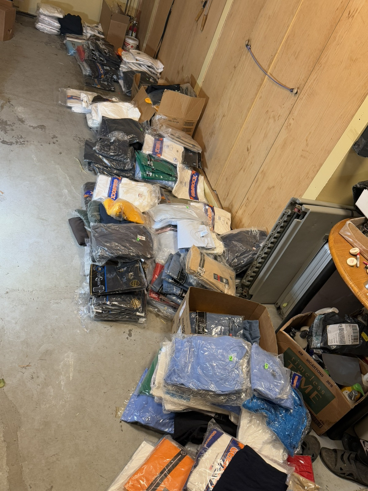 Lot Of 1000 Plain Quality T-shirts/v-neck + 200 A-shirt + 200 Durag